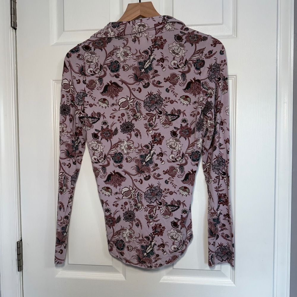 Aritzia Wilfred Pose Button Front Lilac Floral Top Women's Size small stretchy - Picture 2 of 7
